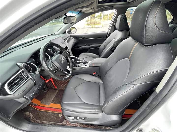 Фото 14 - Toyota Camry