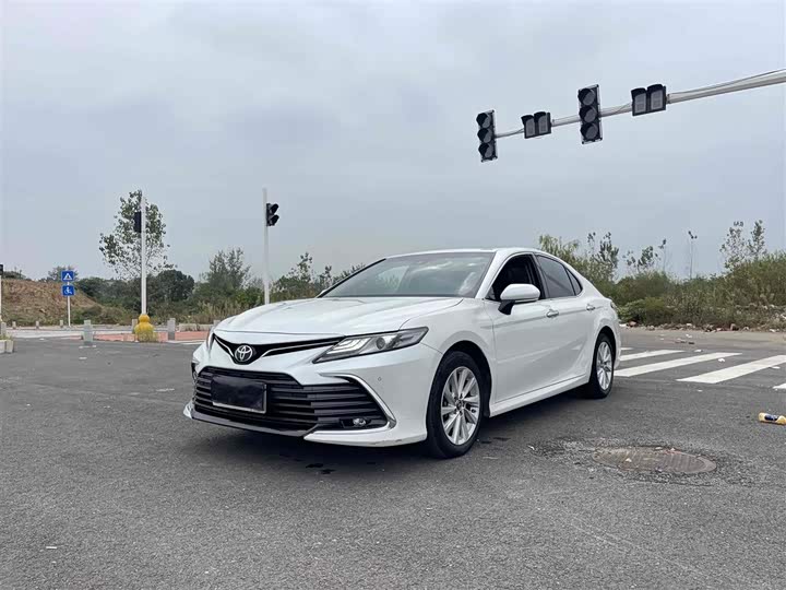 Фото 2 - Toyota Camry