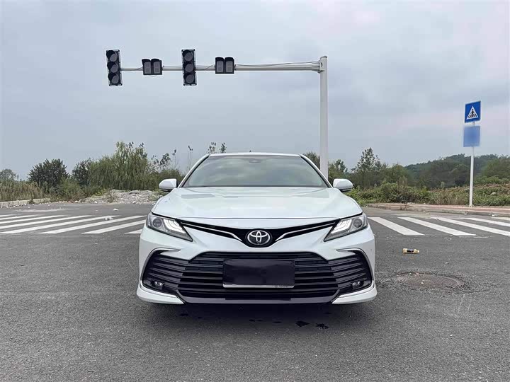 Фото 8 - Toyota Camry