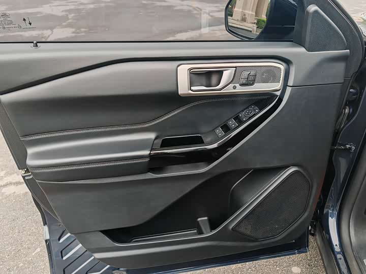 Фото 11 - Ford Explorer