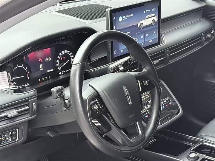 Фото 12 - Lincoln Corsair