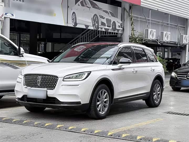 Фото 2 - Lincoln Corsair