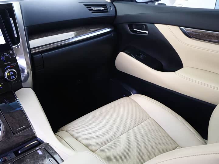 Фото 14 - Toyota Vellfire