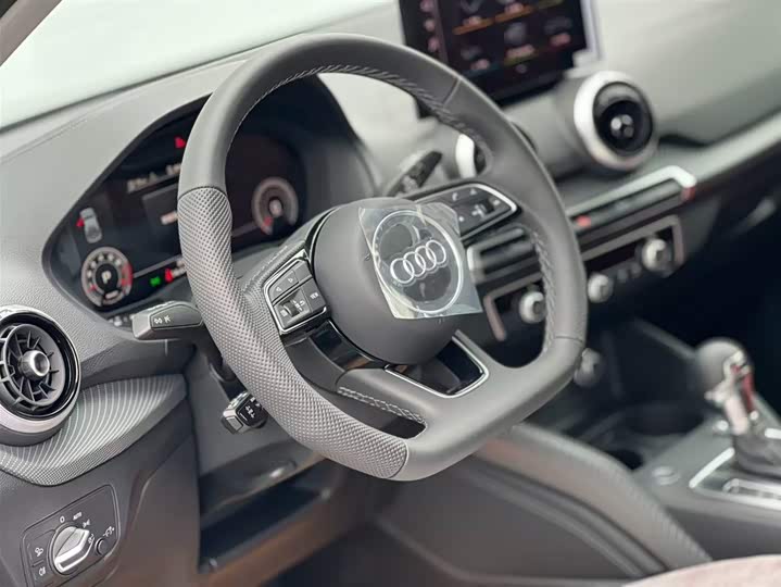 Фото 18 - Audi Q2L