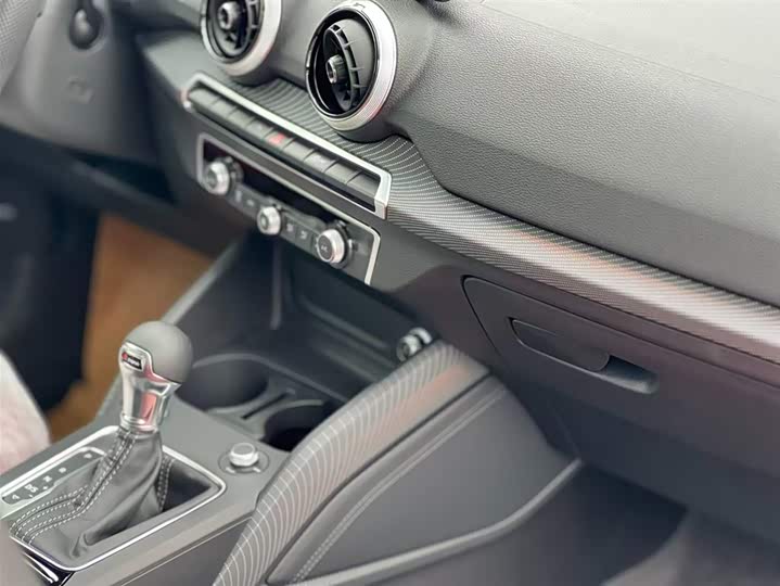 Фото 19 - Audi Q2L