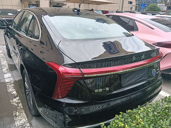 Фото 14 - Hongqi H5