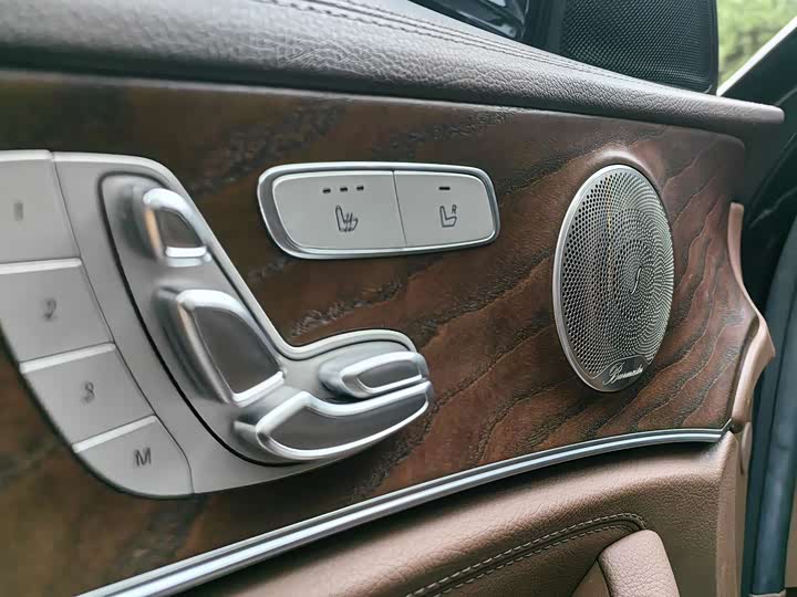 Фото 11 - Mercedes-Benz E-Class