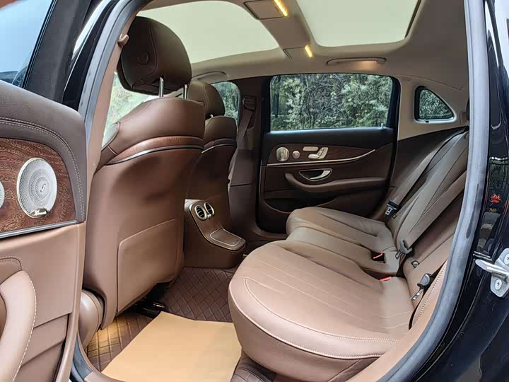 Фото 7 - Mercedes-Benz E-Class