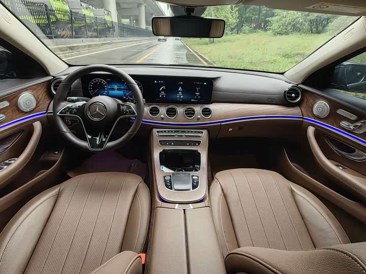 Фото 9 - Mercedes-Benz E-Class