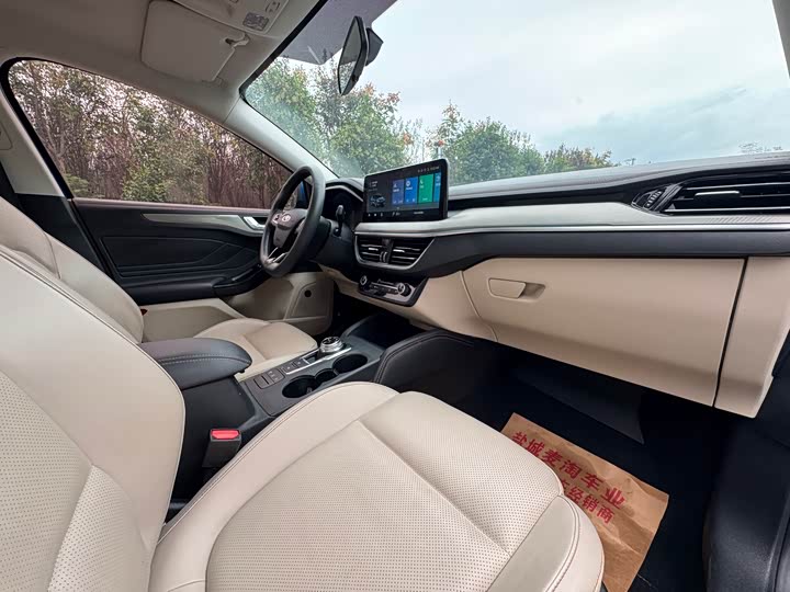 Фото 10 - Ford Focus