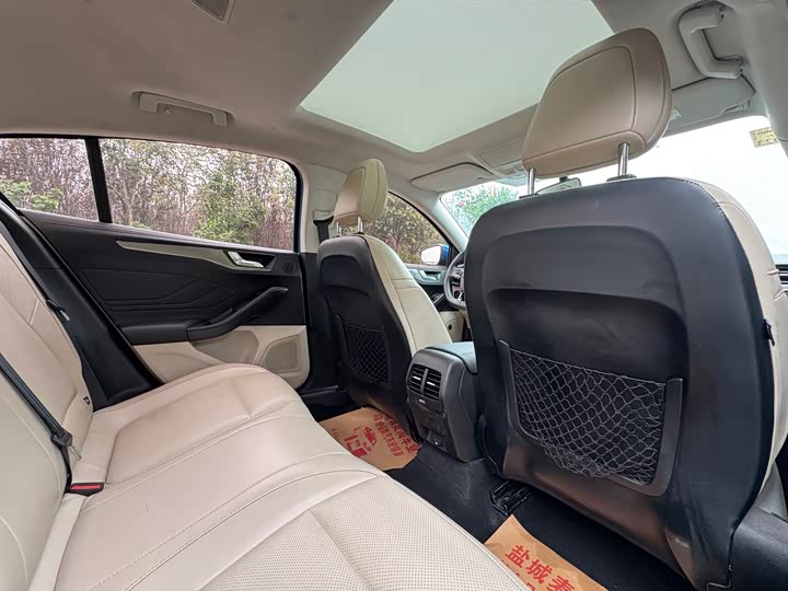 Фото 11 - Ford Focus