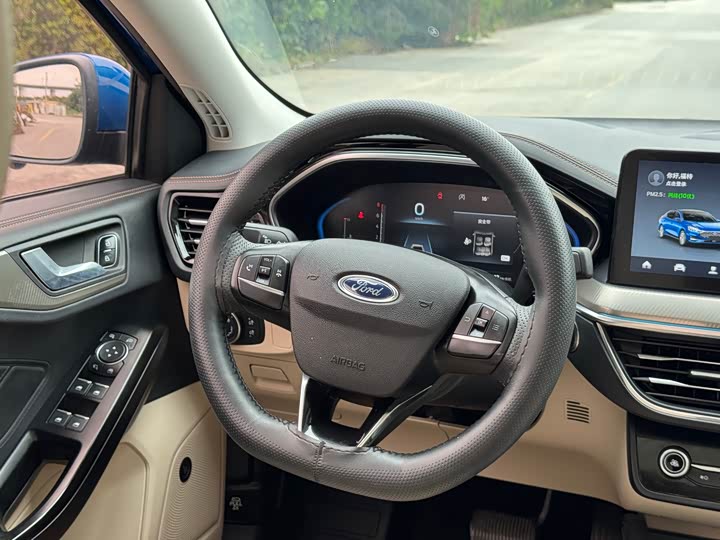 Фото 15 - Ford Focus