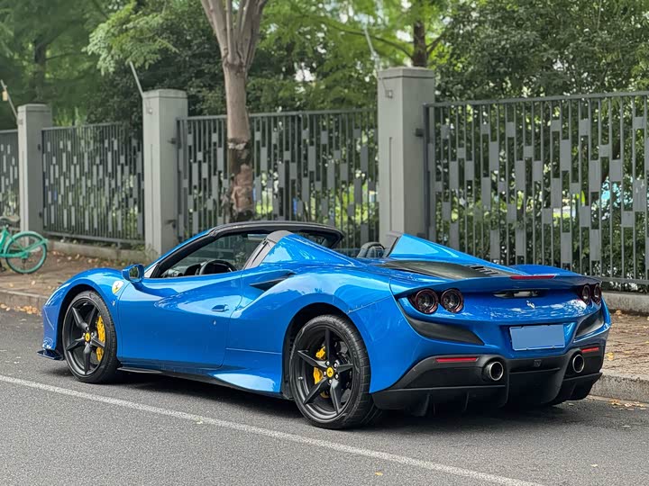 Фото 3 - Ferrari F8