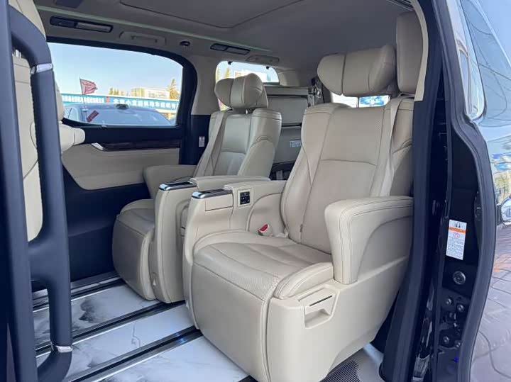 Фото 5 - Toyota Alphard