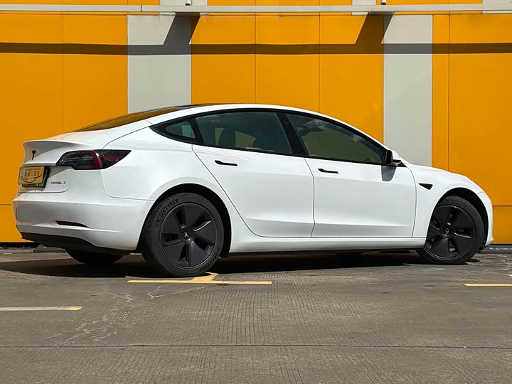 Фото 3 - Tesla Model 3
