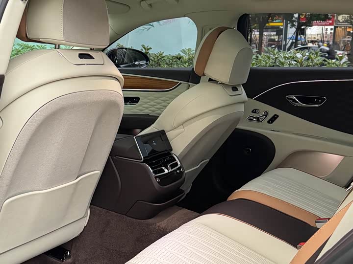 Фото 10 - Bentley Flying Spur Hybrid