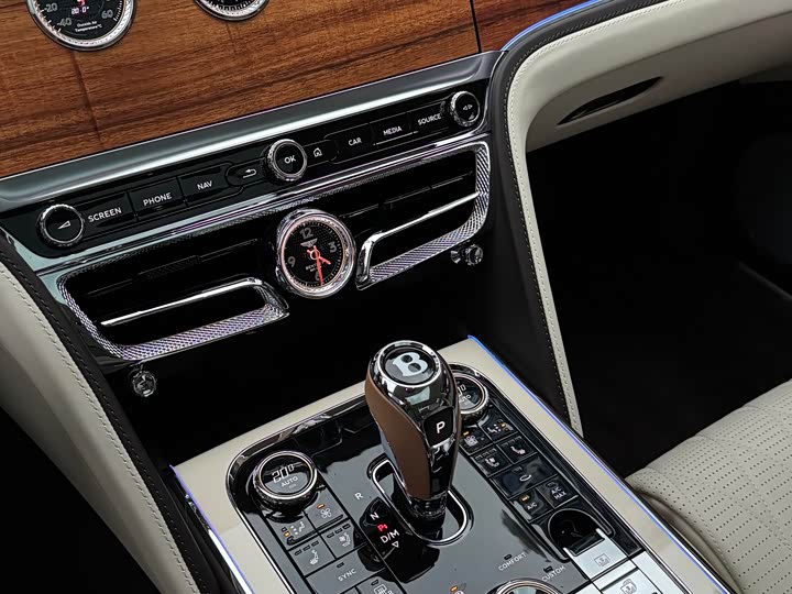 Фото 13 - Bentley Flying Spur Hybrid