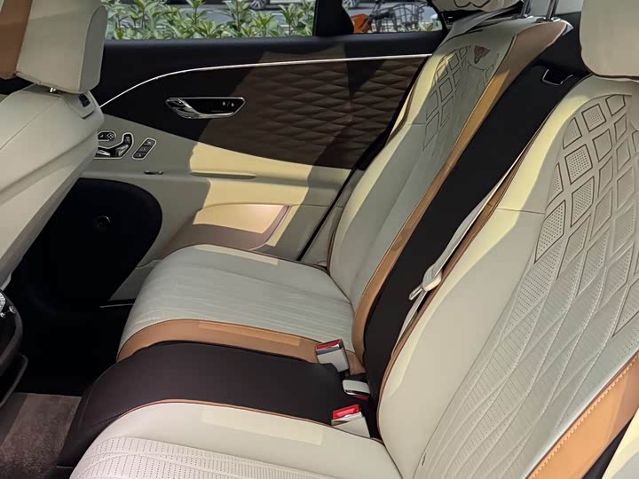 Фото 8 - Bentley Flying Spur Hybrid