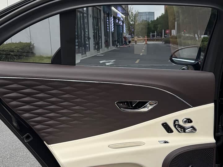 Фото 9 - Bentley Flying Spur Hybrid