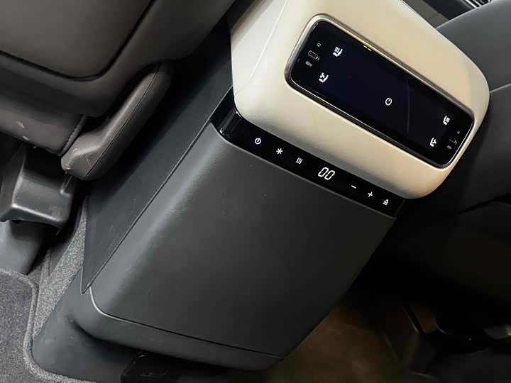 Фото 18 - LiXiang Mega