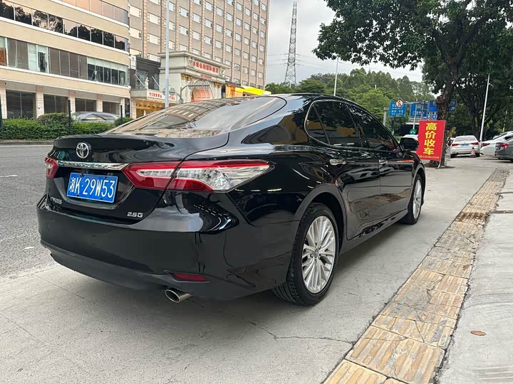 Фото 12 - Toyota Camry