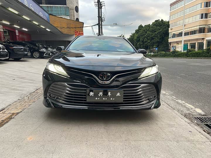 Фото 2 - Toyota Camry