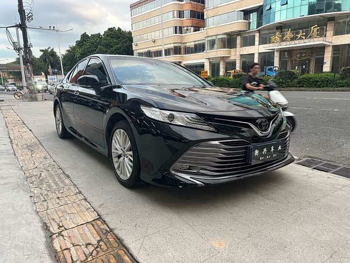 Фото 3 - Toyota Camry