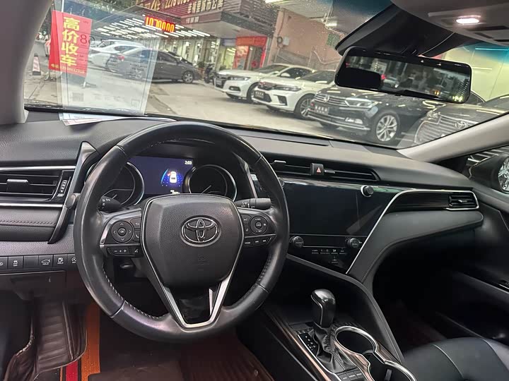 Фото 4 - Toyota Camry