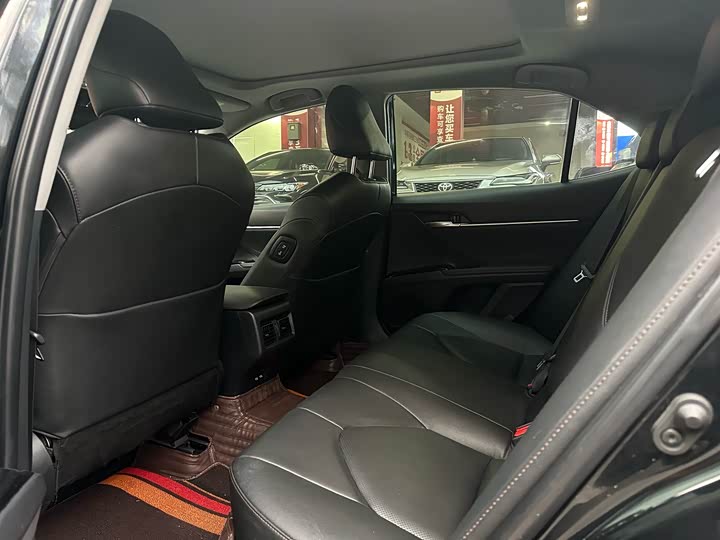 Фото 5 - Toyota Camry