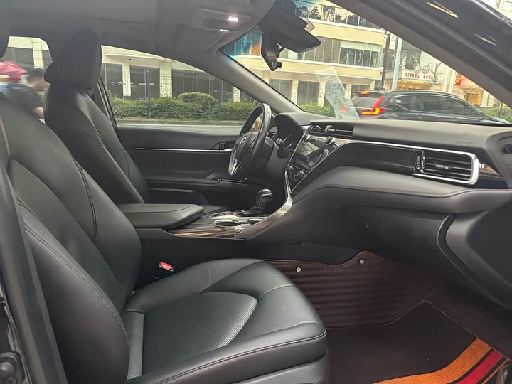 Фото 6 - Toyota Camry