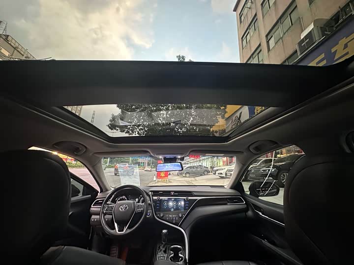 Фото 8 - Toyota Camry