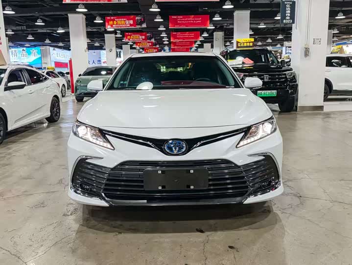 Фото 2 - Toyota Camry