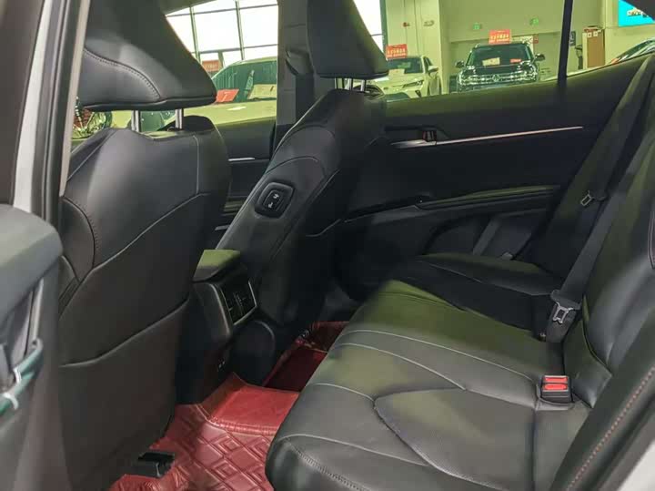 Фото 6 - Toyota Camry