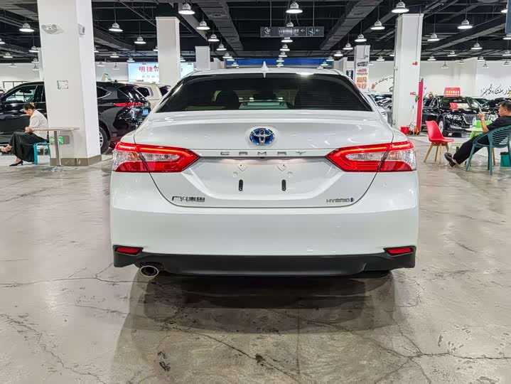 Фото 8 - Toyota Camry