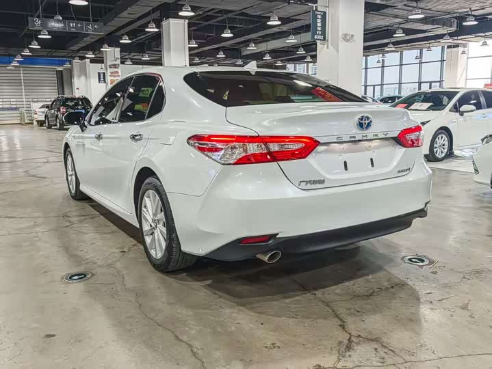 Фото 9 - Toyota Camry