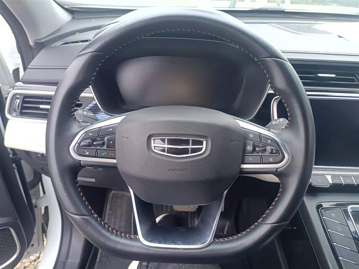 Фото 11 - Geely Atlas