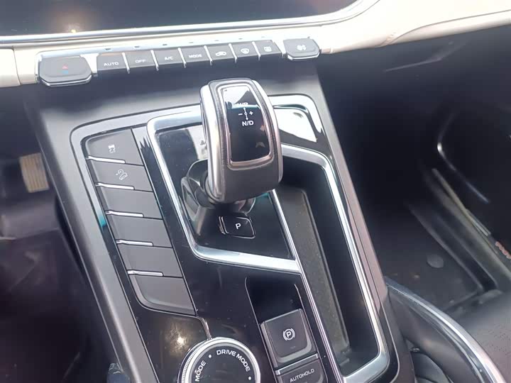 Фото 14 - Geely Atlas