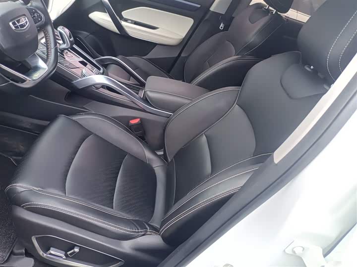 Фото 15 - Geely Atlas