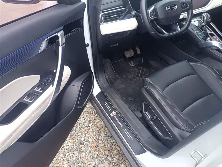 Фото 16 - Geely Atlas