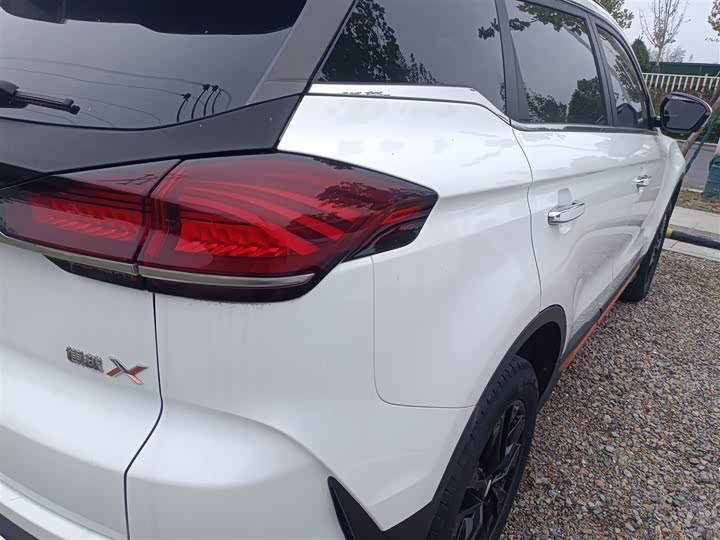 Фото 8 - Geely Atlas