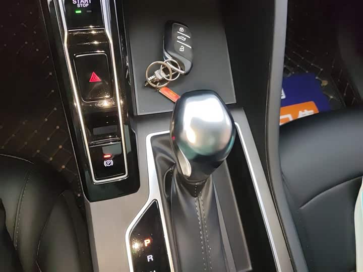 Фото 14 - Roewe i5