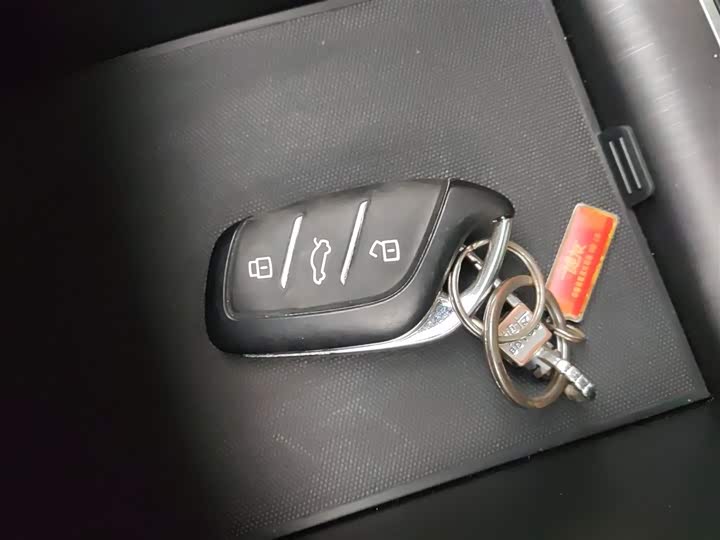 Фото 9 - Roewe i5