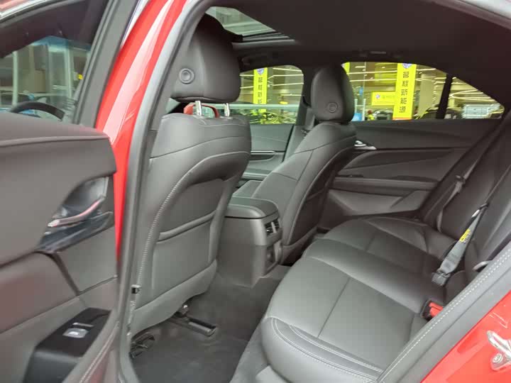 Фото 10 - Cadillac CT4