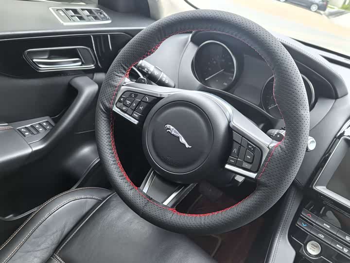 Фото 12 - Jaguar F-Pace