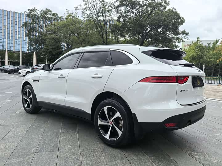 Фото 13 - Jaguar F-Pace