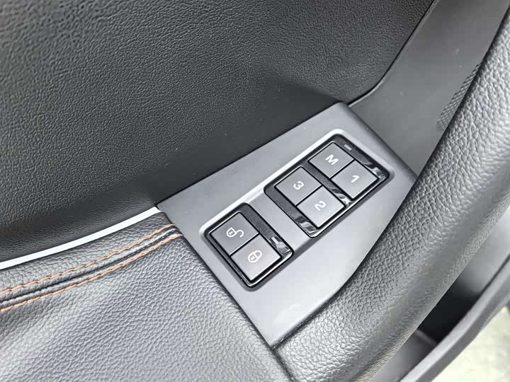 Фото 6 - Jaguar F-Pace