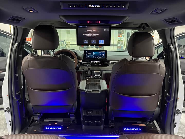 Фото 12 - Toyota Granvia