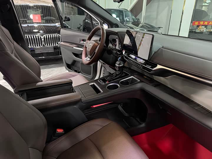 Фото 19 - Toyota Granvia