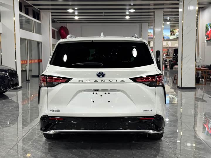 Фото 21 - Toyota Granvia