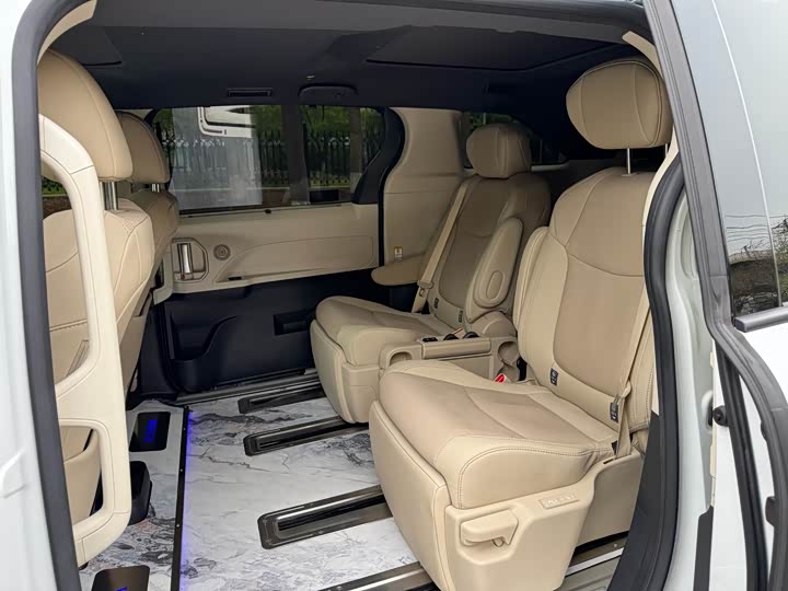 Фото 9 - Toyota Sienna